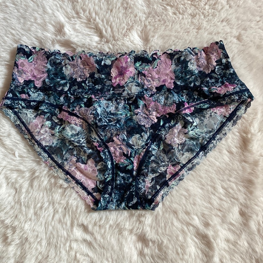 Victoria’s Secret THE LACIE
Posey Lace Cheeky Panty size M